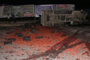 Kamyonet ile otomobil &ccedil;arpıştı, 2 ton &ccedil;ilek heba oldu