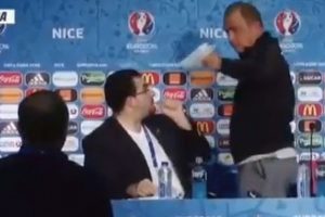 Fatih Terim, basın toplantısında terc&uuml;man T&uuml;rker Tozar'a olduk&ccedil;a sinirlendi