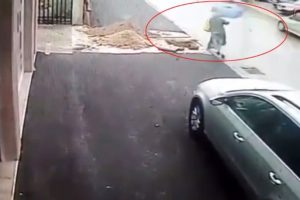 Yaşlı kadın &ccedil;ukura b&ouml;yle d&uuml;şt&uuml;