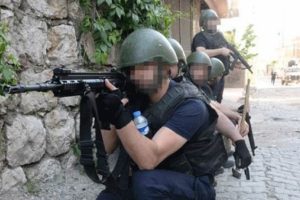 Operasyonların tamamlandığı b&ouml;lgelerde &ccedil;ocuklara bayram har&ccedil;lığı