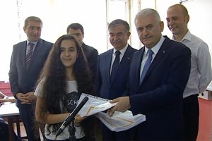 Karneler alındı: Başbakan mezun olduğu okuldaydı