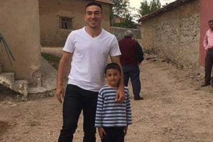 Mevl&uuml;t Erdin&ccedil; tatilini k&ouml;y&uuml;nde ge&ccedil;iriyor
