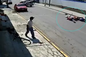 Motosikletli gencin bacağını kırdığı kaza kamerada