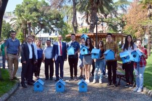 Bursa'da &ouml;ğrencilerin yaptığı kuş yuvaları parka asıldı