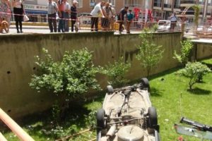 Hızını alamayan otomobil, site bah&ccedil;esine u&ccedil;tu