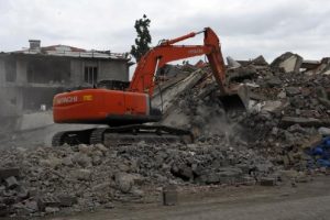 Y&uuml;ksekova'da hasarlı binaların yıkımına başlandı