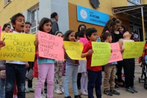 Karnelerini alıp, protesto g&ouml;sterisi yaptılar
