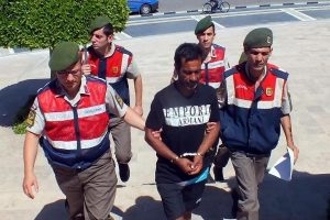 Ayrı yaşadığı eşi ile eşinin erkek arkadaşını &ouml;ld&uuml;r&uuml;p ka&ccedil;an zanlı yakalandı