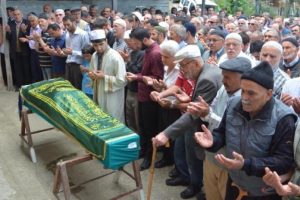 Kamyondan d&uuml;şen gaz betonlarının &ouml;ld&uuml;rd&uuml;ğ&uuml; kadın Karab&uuml;k'te toprağa verildi