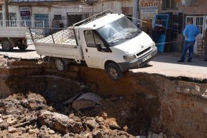 Dereye d&uuml;şmek &uuml;zere olan ara&ccedil; iple bağlandı