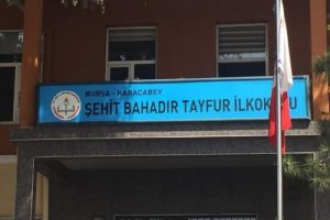 Bursa'da &ouml;ğrenci ve velilerden karne t&ouml;reni sonrası 'okuluma dokunma' eylemi