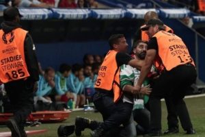 İspanya - T&uuml;rkiye ma&ccedil;ında taraftar sahaya girdi