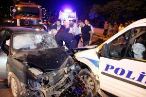Polis aracı ile otomobil &ccedil;arpıştı: 1'i polis, 3 yaralı