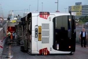 Kontrolden &ccedil;ıkan metrob&uuml;s yan yattı: 10 yaralı