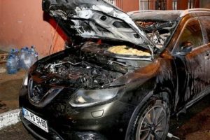 Ateşehir'de park halindeki 2 otomobil kundaklandı