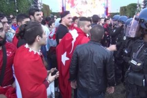 T&uuml;rk ve İngiliz taraftarları arasında gerginlik