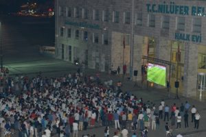 Bursa Nil&uuml;fer Belediyesi Halk Evi &ouml;n&uuml;nde milli ma&ccedil; heyecanı