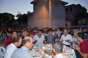 Bursa'da sokak iftarları şenlik havasında ge&ccedil;iyor