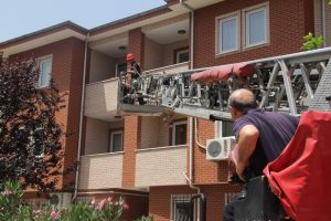 Bursa'da LYS d&ouml;n&uuml;ş&uuml; evlerine giremediler, yardımlarına itfaiye koştu