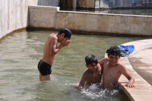 Sıcaktan bunalan &ccedil;ocuklar s&uuml;s havuzlarına atladı