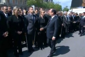Cumhurbaşkanı ve Başbakan'a şok: Eli havada kaldı!