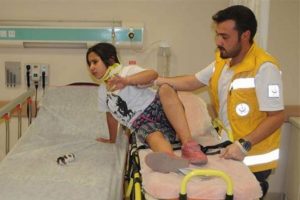 Kendi yarasını unuttu, yavru kedisini bırakmadı