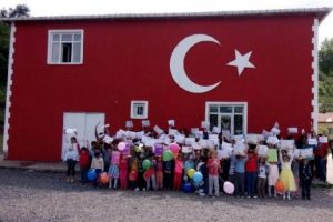Okulu kırmızı- beyaza boyayıp duvarına T&uuml;rk bayrağı yaptılar