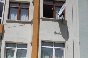Emekli imam, anteni d&uuml;zeltirken pencereden d&uuml;ş&uuml;p &ouml;ld&uuml;
