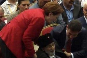 Yaşlı gazi Meral Akşener'in &ouml;n&uuml;ne oturdu