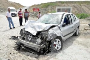 Kamyon ile otomobil &ccedil;arpıştı: 1 &ouml;l&uuml;, 1 yaralı