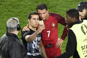 Ronaldo ile &ouml;z&ccedil;ekim Portekiz'in başına dert a&ccedil;tı