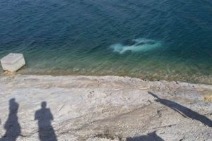 El freni &ccedil;ekilmeyen otomobil, baraj g&ouml;l&uuml;ne d&uuml;şt&uuml;