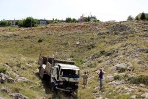 Freni boşalan kamyon u&ccedil;uruma d&uuml;şt&uuml;: 2 yaralı