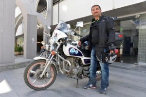 Motosikletiyle T&uuml;rkiye turuna &ccedil;ıkıp, engellilere destek oluyor