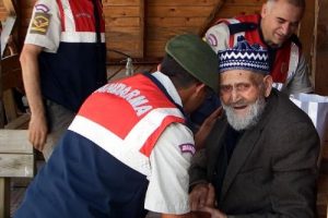 Jandarmadan ağlatan Babalar G&uuml;n&uuml; s&uuml;rprizi