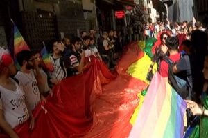 LGBTİ gruba polis m&uuml;dahalesi