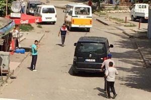 Saldırgana &ccedil;arpıp babasının hayatını kurtardı