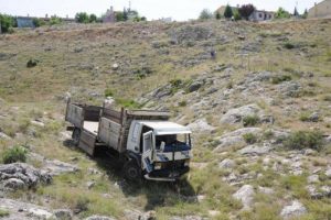 Freni boşalan kamyon kayalara &ccedil;arptı; 2 yaralı