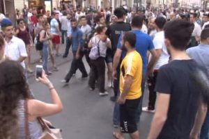 Taksim'e &ccedil;ıkmak isteyen grupla polis arasında kovalamaca