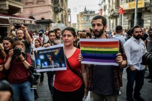 İstanbul Taksim'deki LGBTİ y&uuml;r&uuml;y&uuml;ş&uuml;nde gerginlik