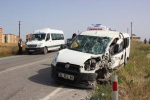 İş&ccedil;i servisi ile otomobil &ccedil;arpıştı: 3 yaralı