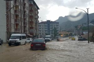 G&uuml;m&uuml;şhane'de şiddetli yağış hayatı fel&ccedil; etti