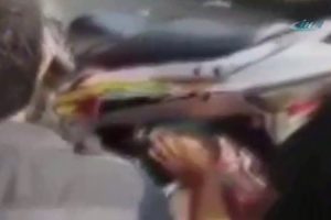 Bebek motosikletin tekerleğine sıkıştı