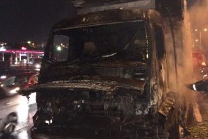 Elektrik kontağı kamyonu yaktı