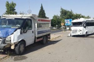 Kamyonet ile yolcu minib&uuml;s&uuml; &ccedil;arpıştı