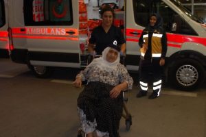 Hafif ticari ara&ccedil;la otomobil &ccedil;arpıştı: 4 yaralı