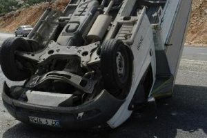 Gaziantep'te kamyonet takla attı: 2 yaralı