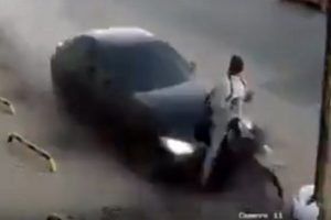 Otomobil motosikletli şahsı b&ouml;yle bi&ccedil;ti