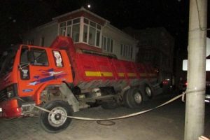 Cam y&uuml;kl&uuml; kamyon yan yattı