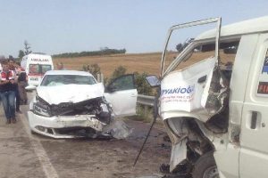 Edirne'de otomobille midib&uuml;s &ccedil;arpıştı: 3 yaralı